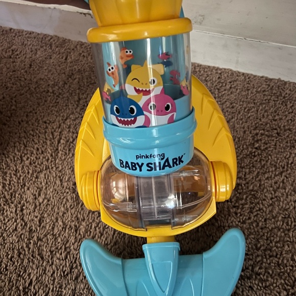 Baby shark toy vacuum - Picture 2 of 4